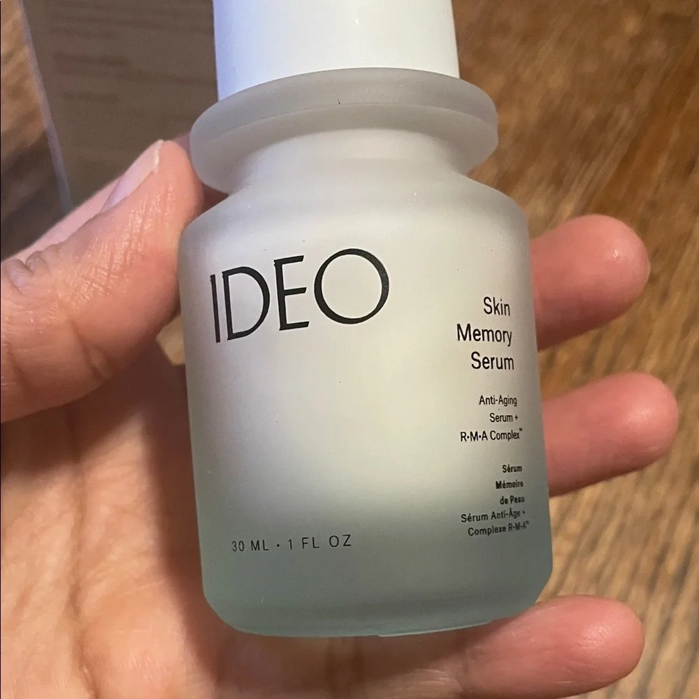 Skin Memory Serum - White and Cream